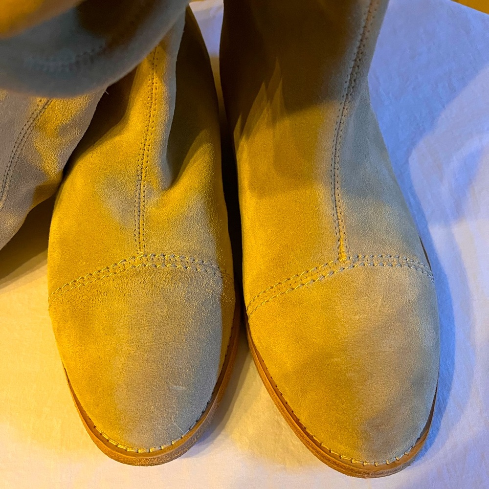 Tan suede slouchy boots. United Colors of Benetton. Slightly worn. Size 7.